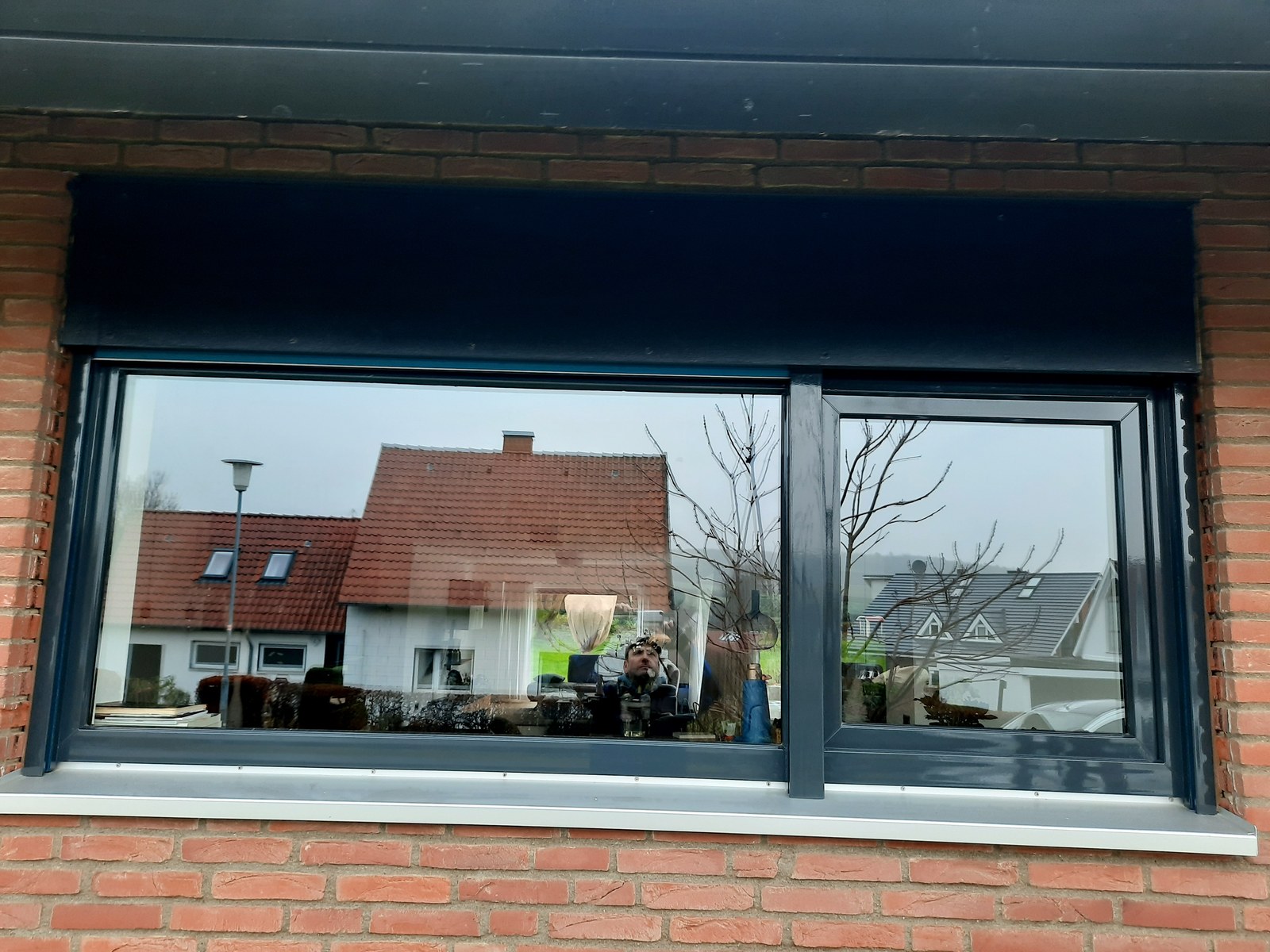 Derselbe Fensterrahmen nach der Folierung in Grau
