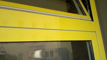 Gelber Fensterrahmen in einem Innenraum