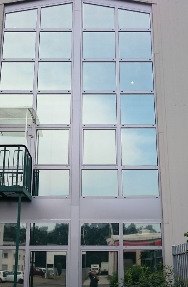Hohe Glasfassade mit Fensterrahmen