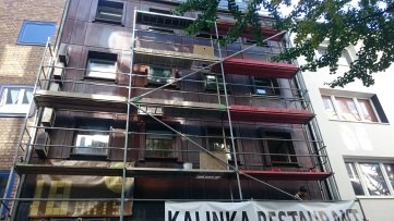 Mehrgeschossige Gebäudefassade mit Fensterrahmen