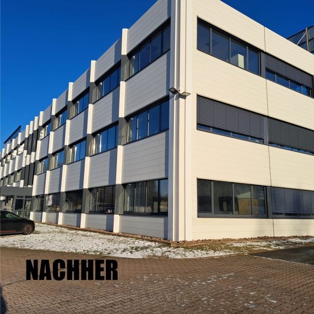 Fertiggestellte moderne Gebäudefassade mit dunklen Fensterrahmen