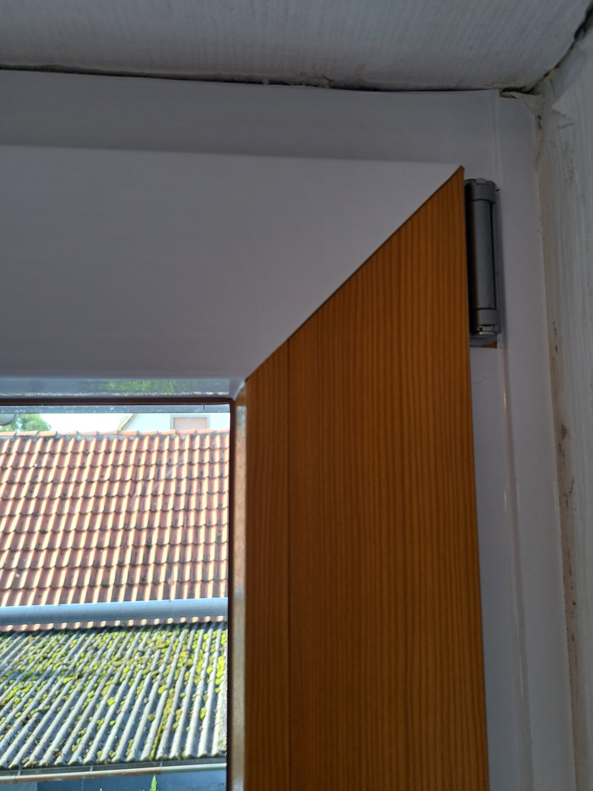 Braune Tür mit sichtbarem Rahmen und Beschlag