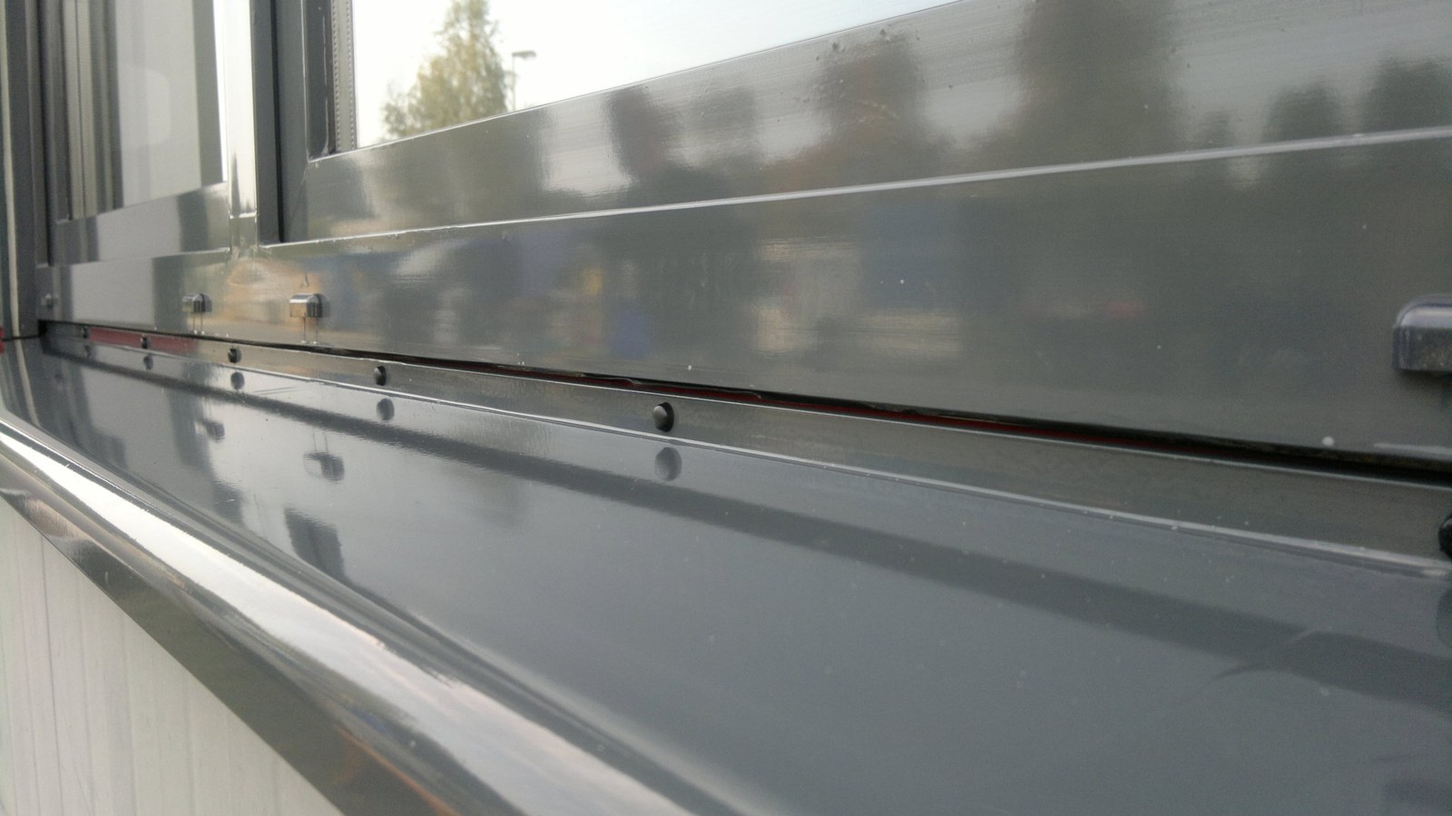 Nahaufnahme einer grauen Fensterprofiloberfläche
