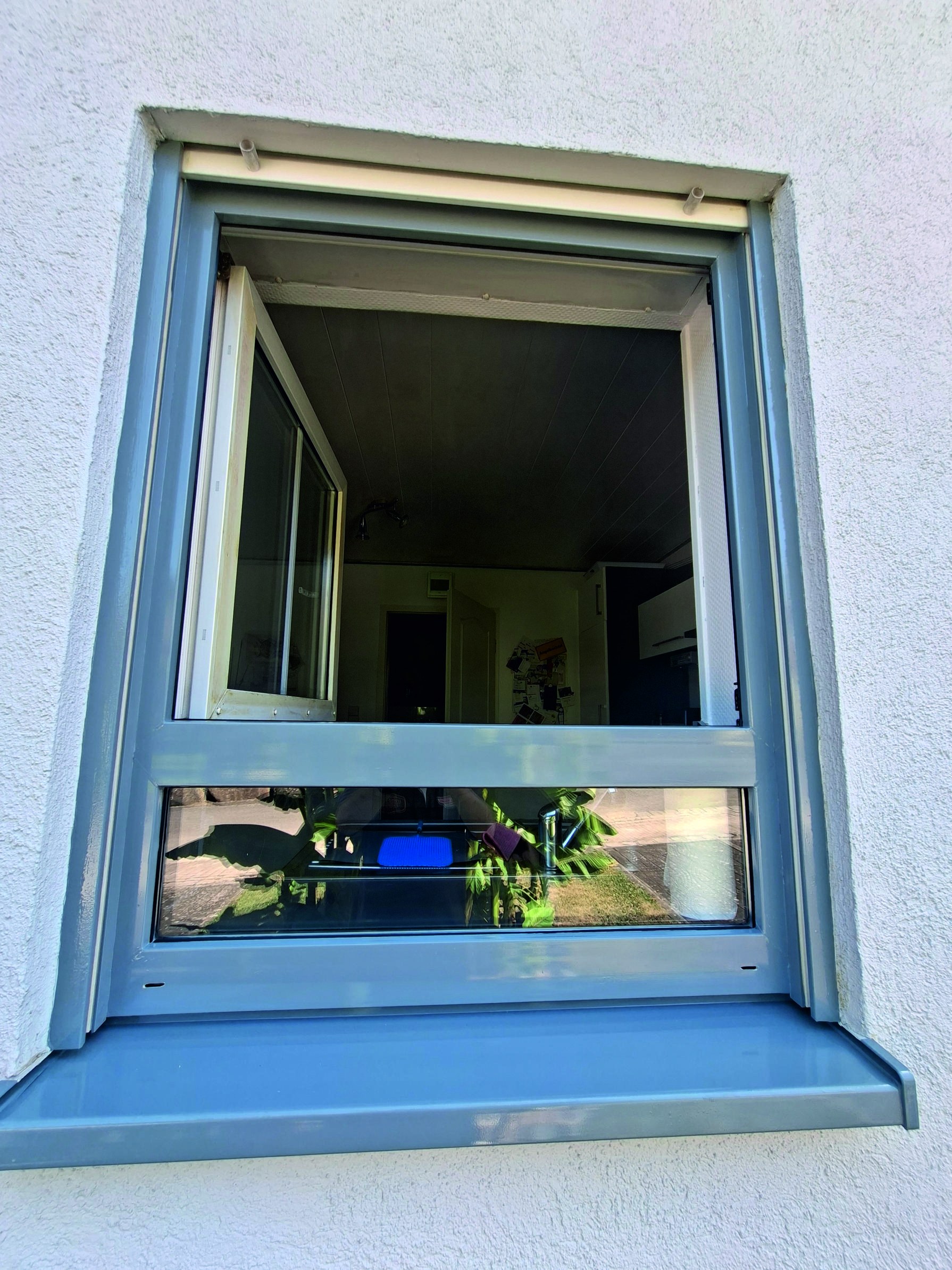 Fensterrahmen nach der Folierung in Anthrazit