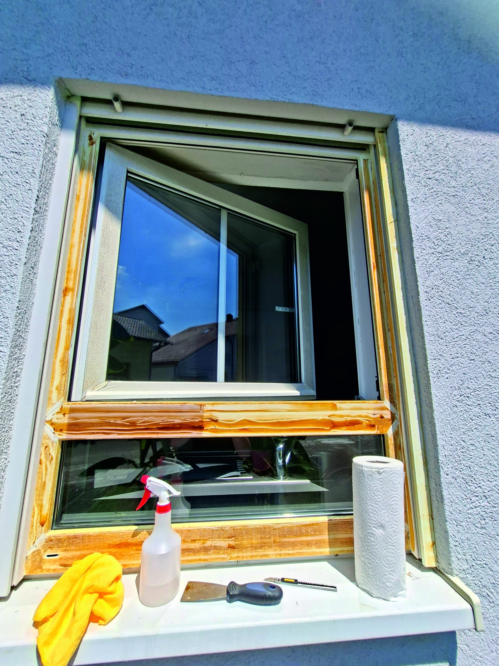 Abgenutzter Fensterrahmen vor der Folierung