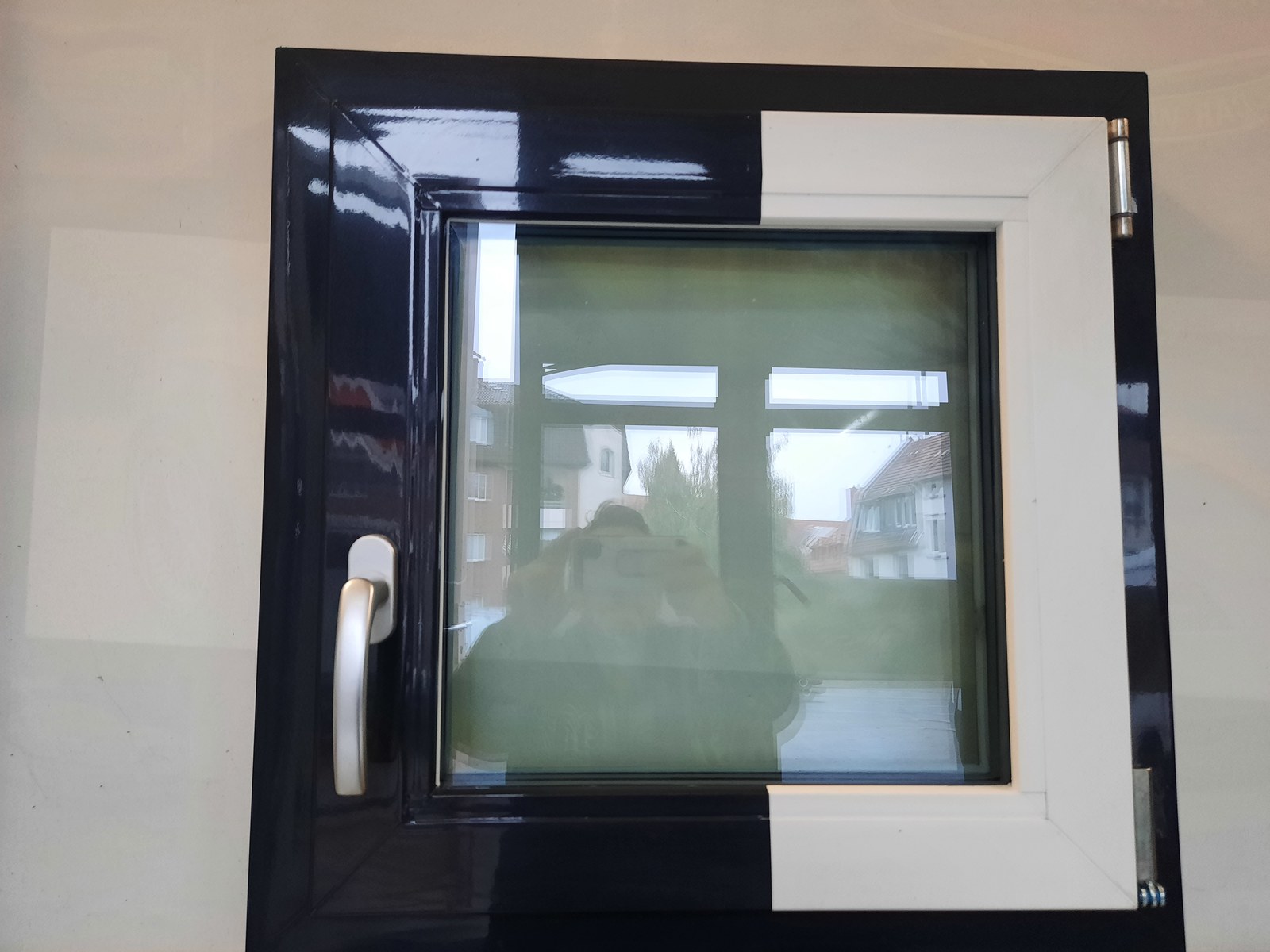 Fensterrahmen mit sichtbarem Übergang von Weiß zu Anthrazit