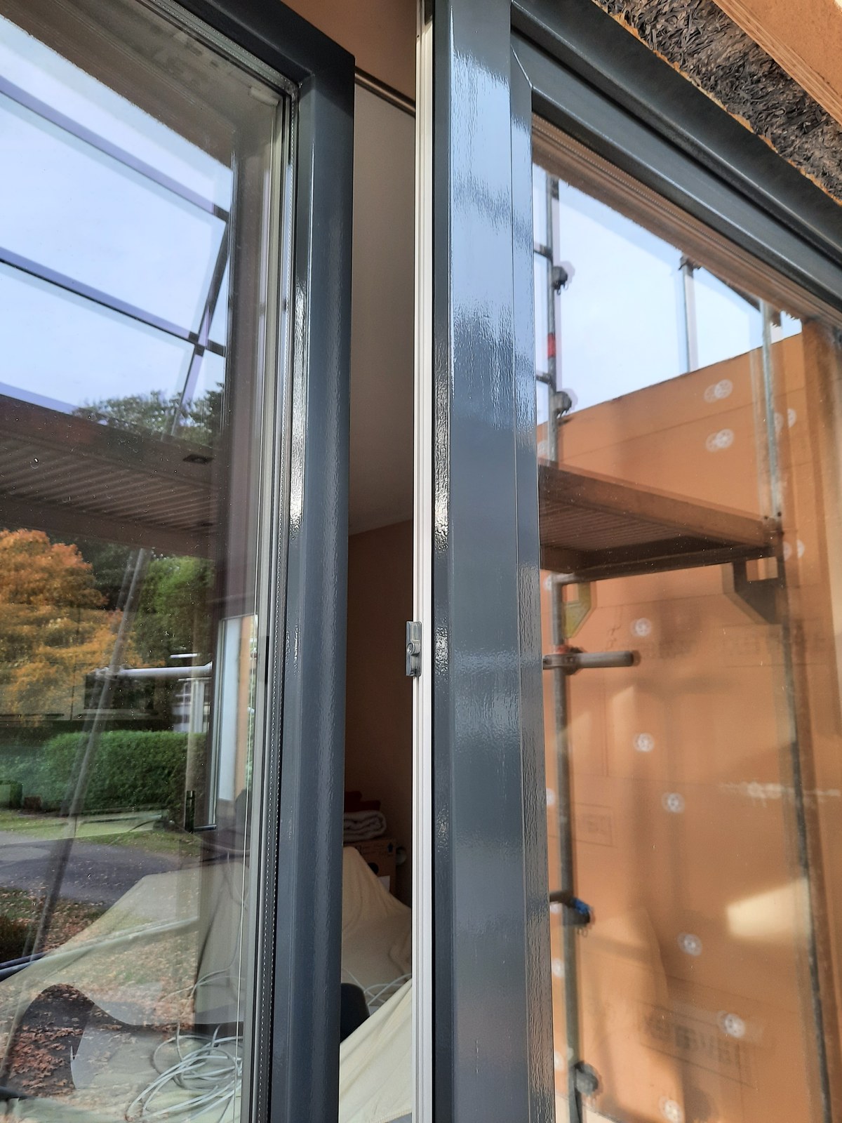 Nahaufnahme eines folierten Fensterrahmens in Anthrazit