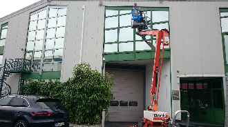 Folierte Fensterrahmen an einer Gewerbefassade