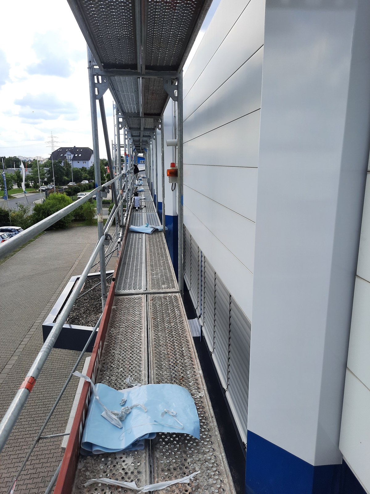 Fassadenarbeiten an einem Gewerbegebäude mit Gerüst