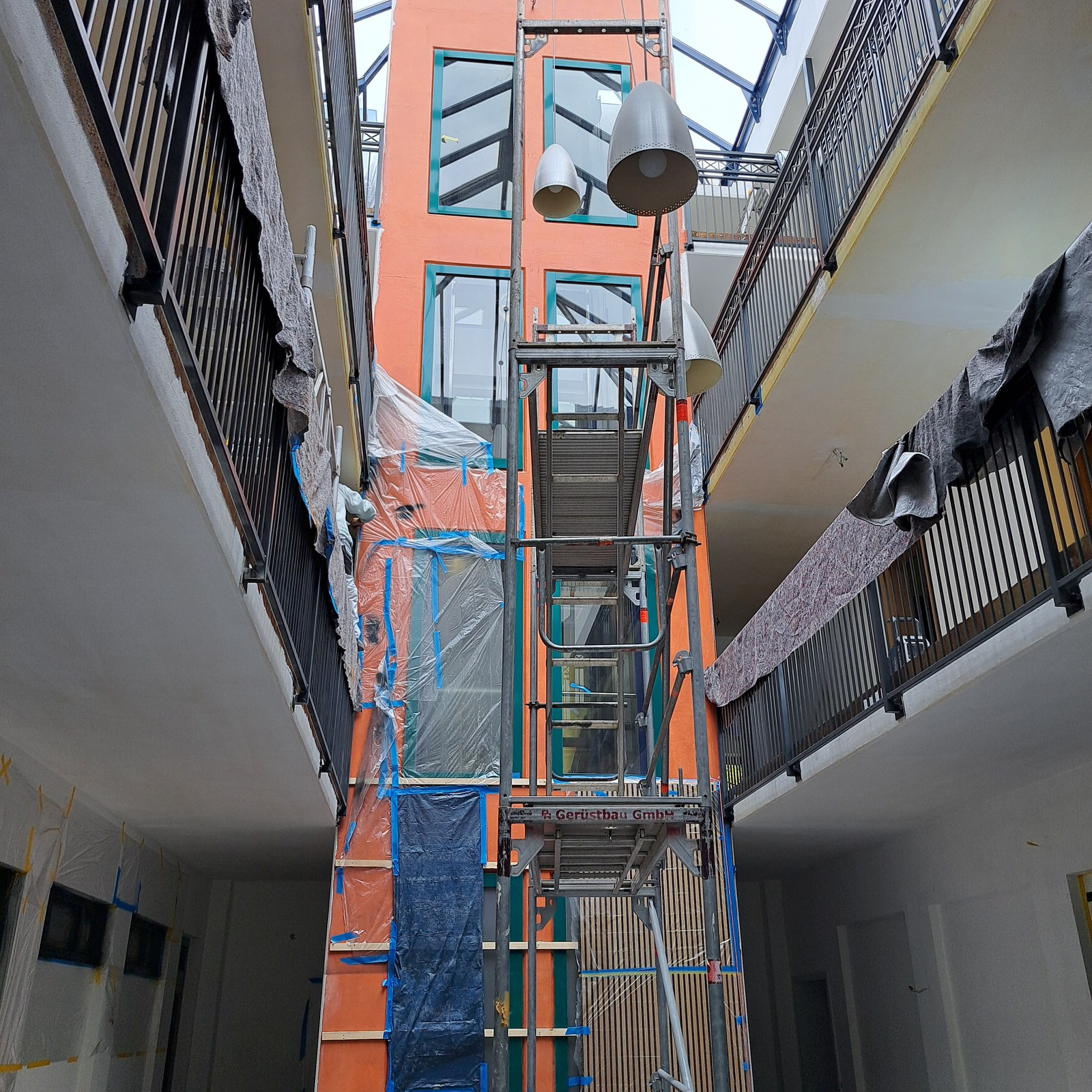 Innenhof mit Fensterrahmen und Gerüst