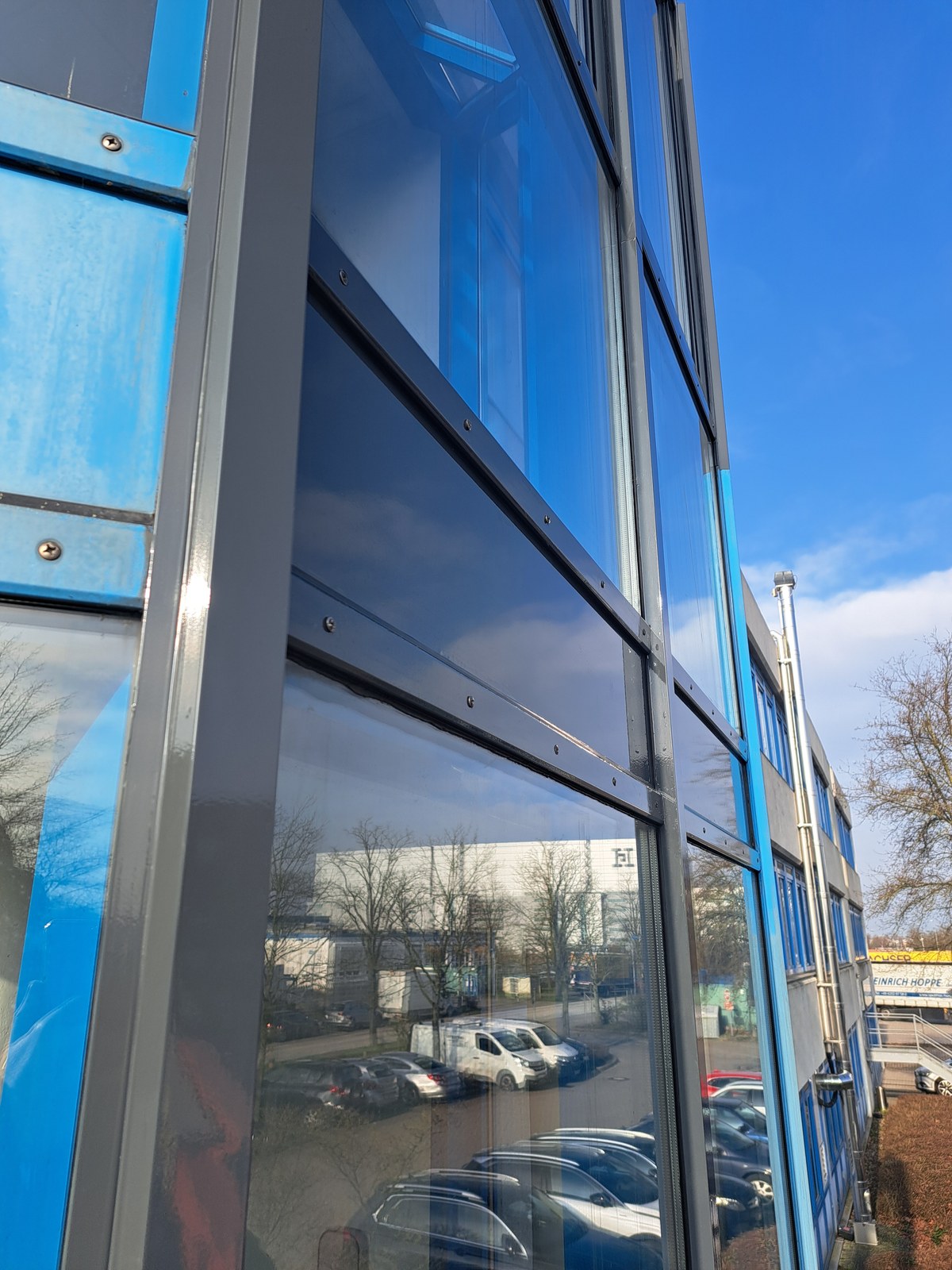 Große gewerbliche Glasfassade mit blauen und grauen Rahmen