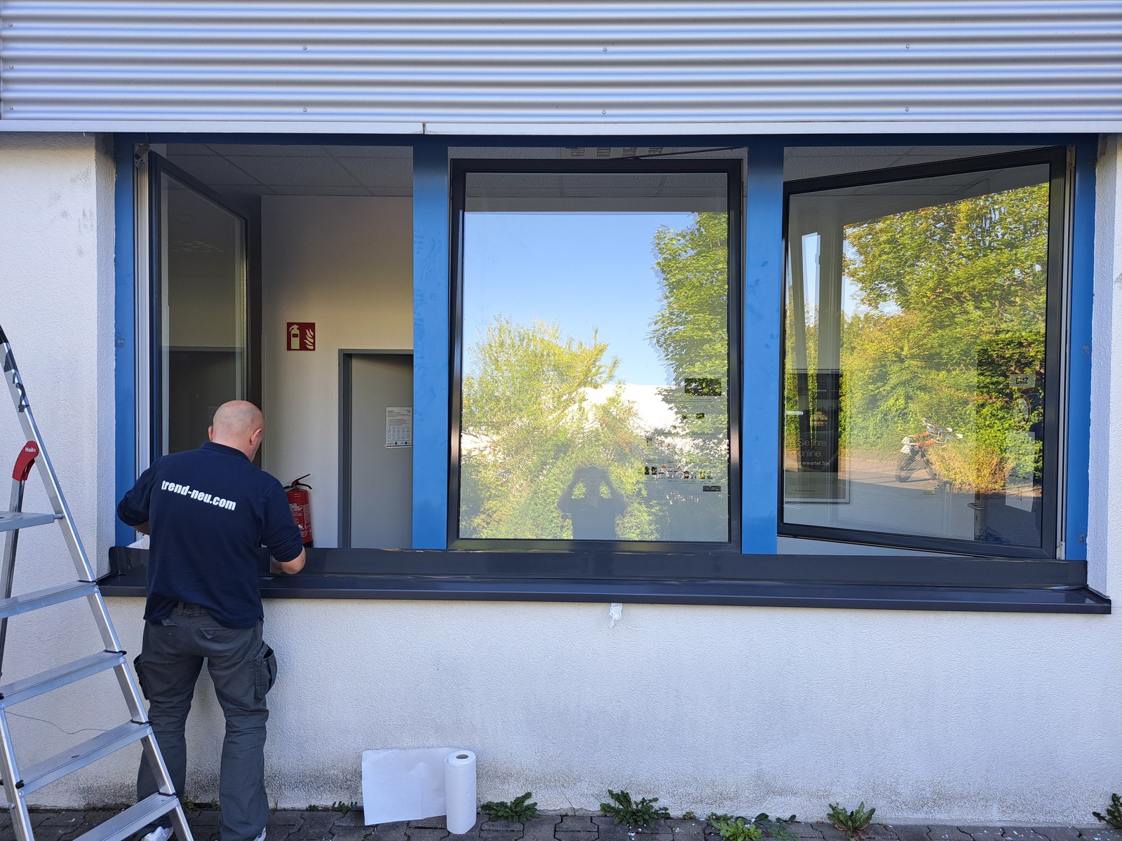 Fensterfront vor der Folierung mit blauen Rahmen