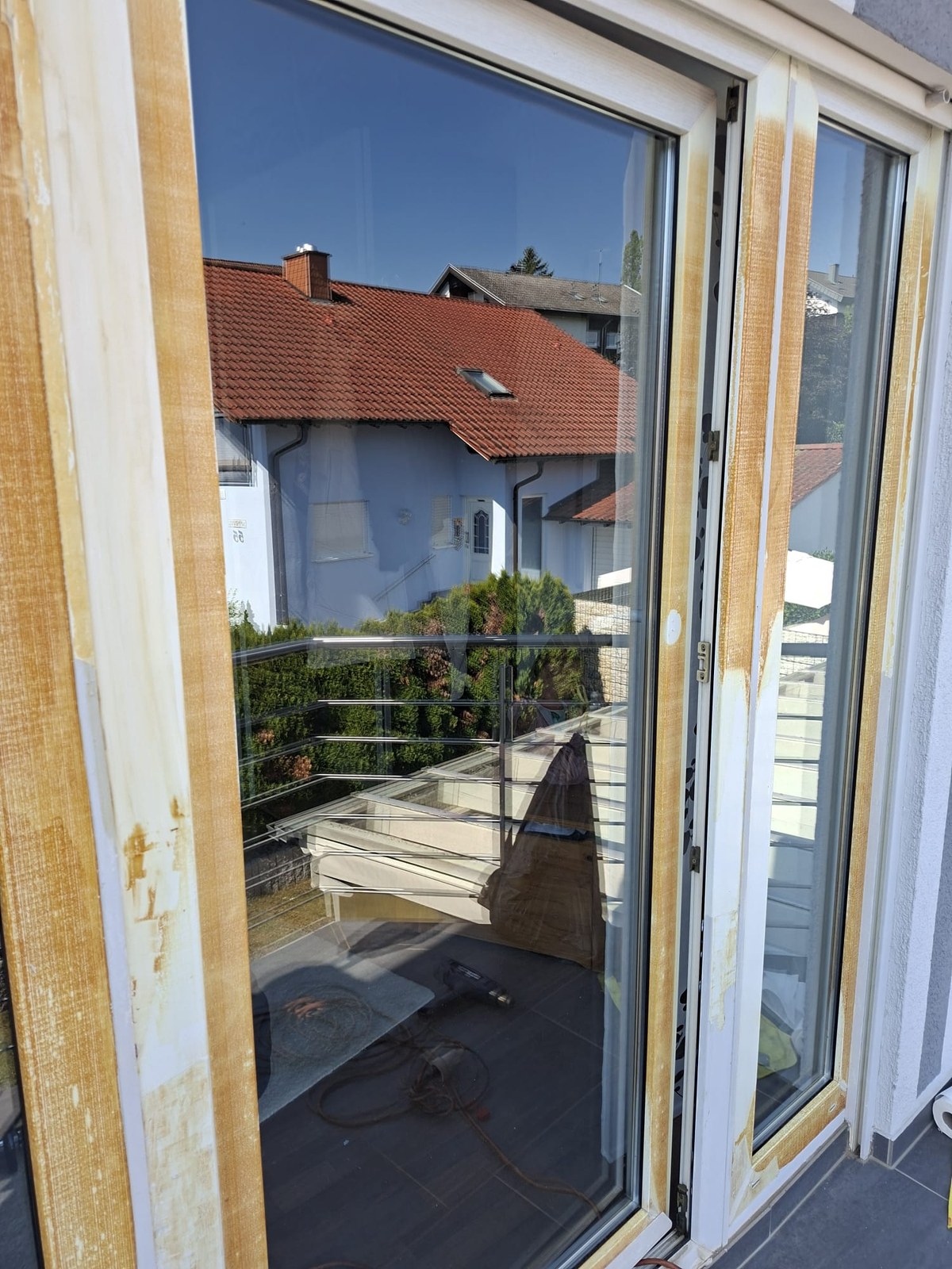 Verwitterter Fensterrahmen vor der Folierung