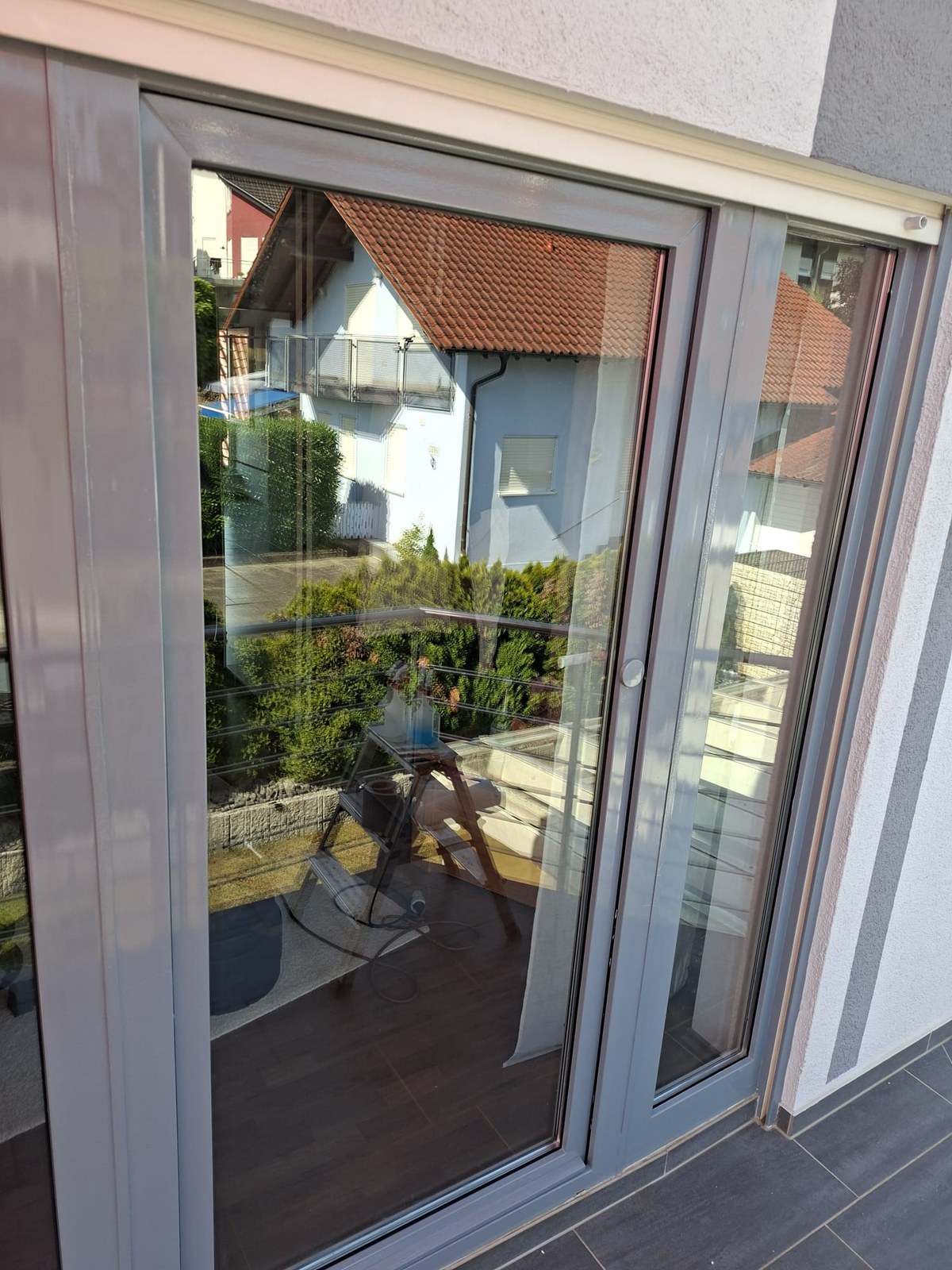 Fensterrahmen nach der Folierung in Grau